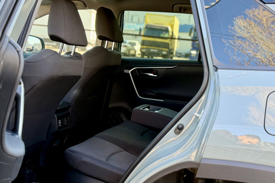 Продам Toyota Rav 4 2.5 ECVT (219 к.с.) Hybrid  2018 года в Киеве