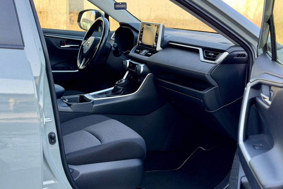 Продам Toyota Rav 4 2.5 ECVT (219 к.с.) Hybrid  2018 года в Киеве