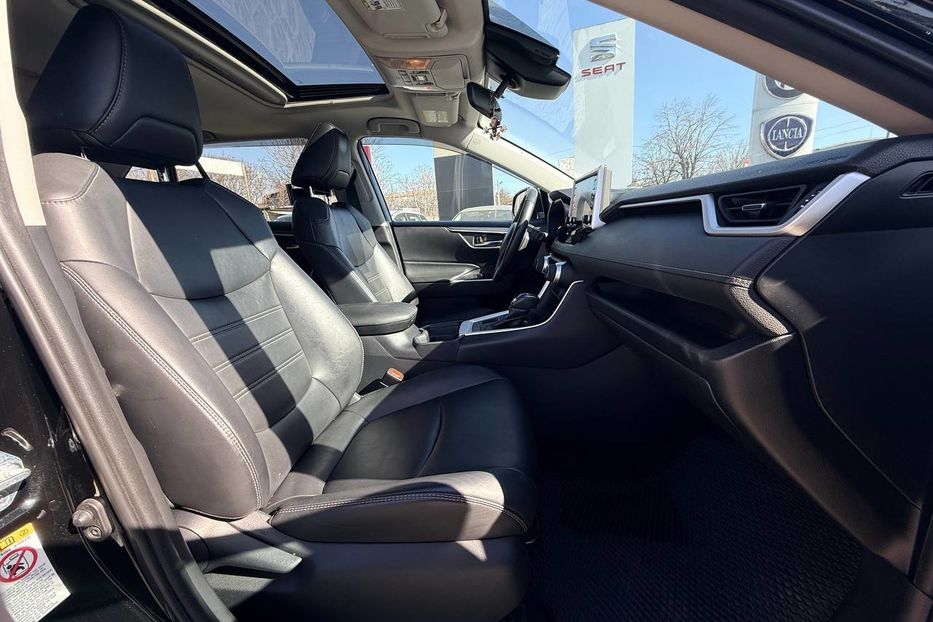 Продам Toyota Rav 4 2019 года в Днепре