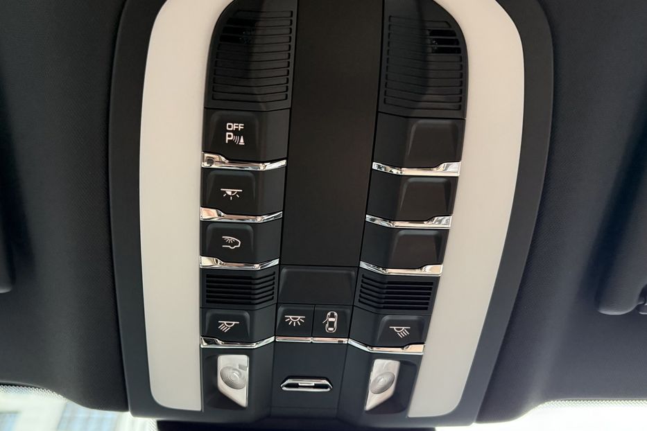 Продам Porsche Macan 2.0 PDK 2023 года в Киеве