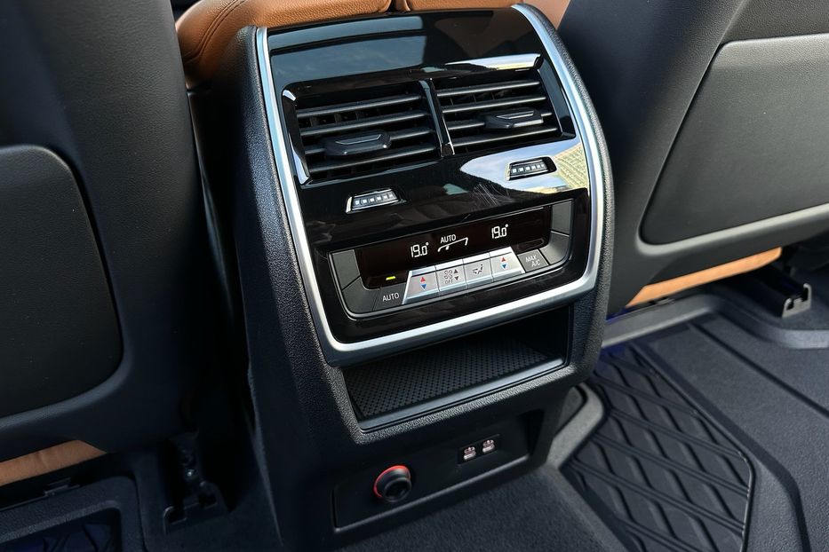 Продам BMW X7 M50i  2022 года в Киеве