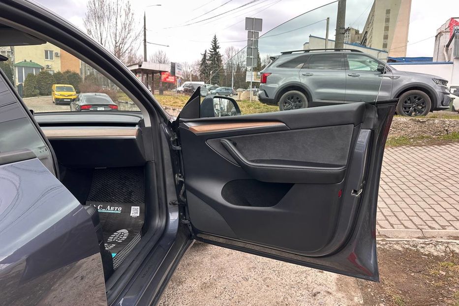 Продам Tesla Model Y 82.5кВт 2023 года в Черновцах