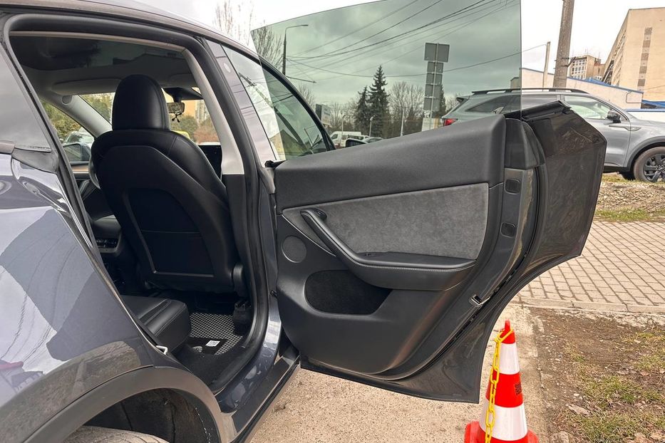 Продам Tesla Model Y 82.5кВт 2023 года в Черновцах