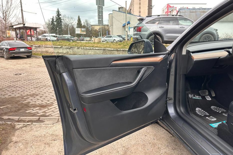 Продам Tesla Model Y 82.5кВт 2023 года в Черновцах
