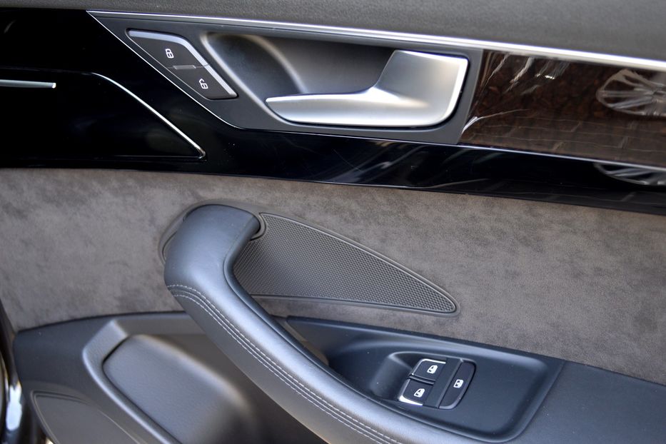 Продам Audi A8 Long 2012 года в Одессе