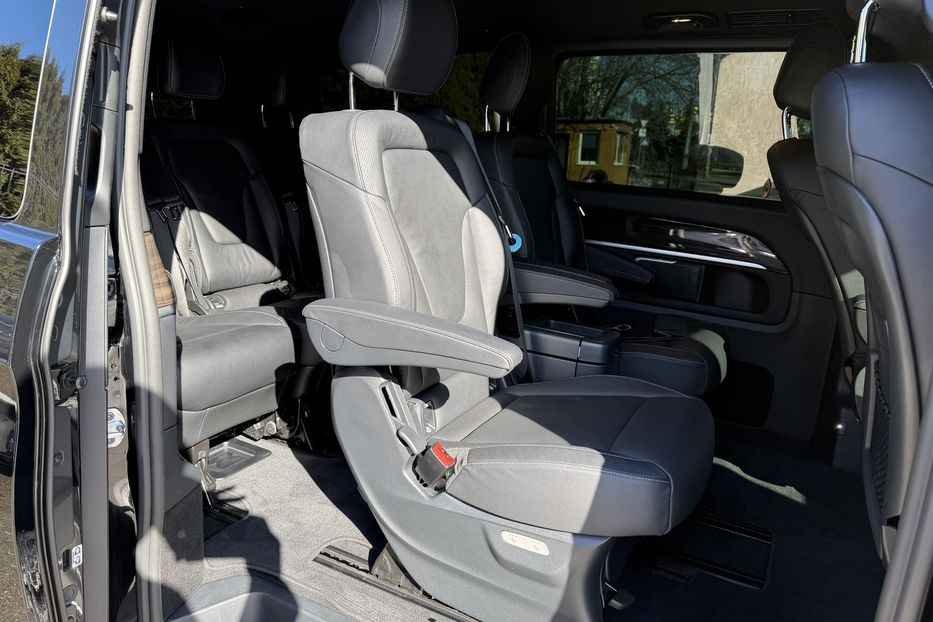 Продам Mercedes-Benz V-Class 300 4 Matic 2022 года в Киеве