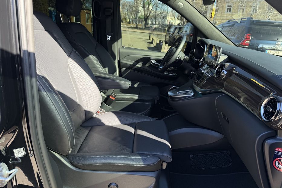 Продам Mercedes-Benz V-Class 300 4 Matic 2022 года в Киеве