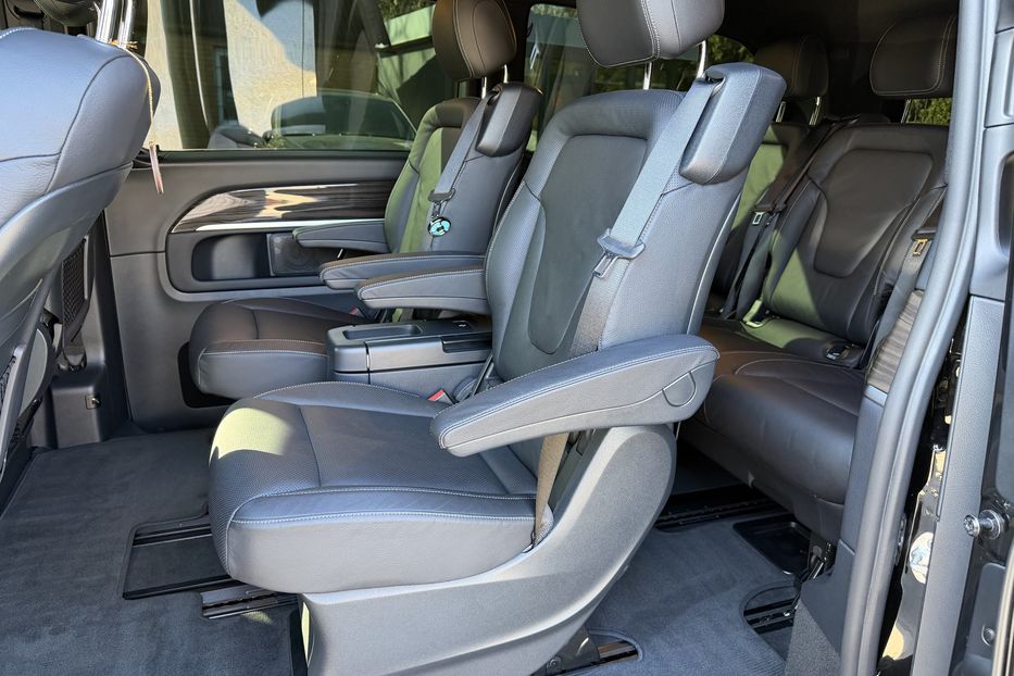 Продам Mercedes-Benz V-Class 300 4 Matic 2022 года в Киеве