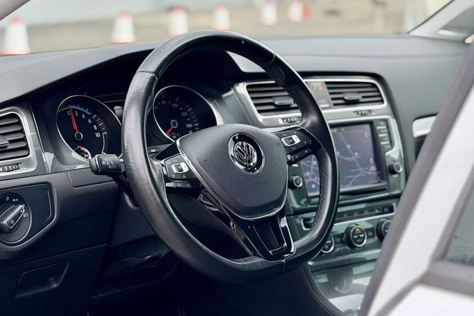 Продам Volkswagen e-Golf 24.2 kWh (115 к.с.) • Highline 2015 года в Киеве