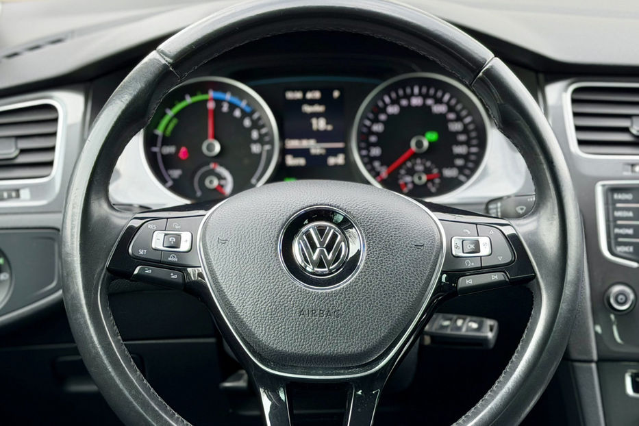 Продам Volkswagen e-Golf 24.2 kWh (115 к.с.) • Highline 2015 года в Киеве