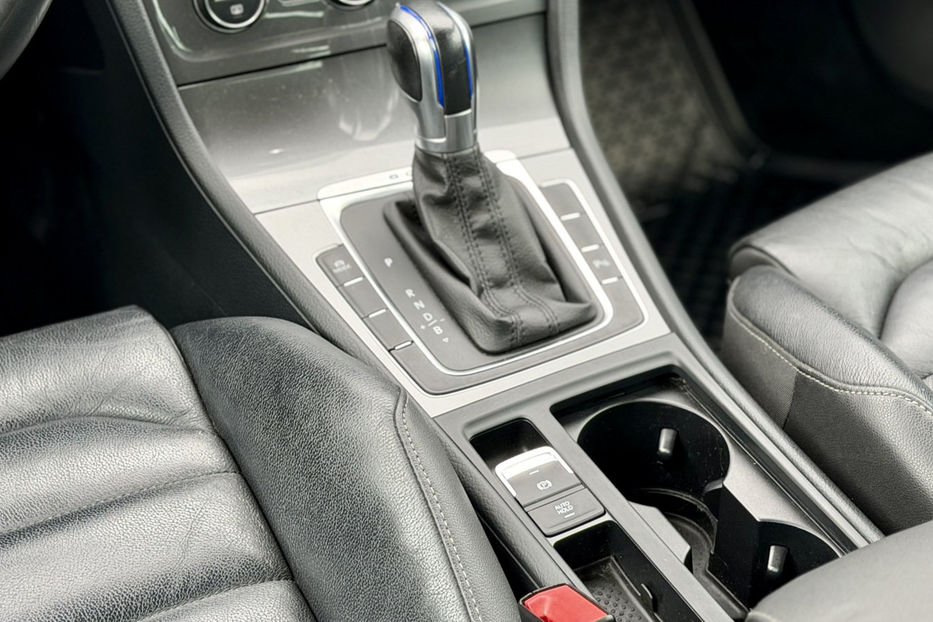 Продам Volkswagen e-Golf 24.2 kWh (115 к.с.) • Highline 2015 года в Киеве