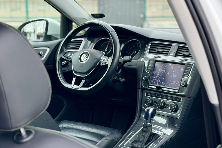 Продам Volkswagen e-Golf 24.2 kWh (115 к.с.) • Highline 2015 года в Киеве