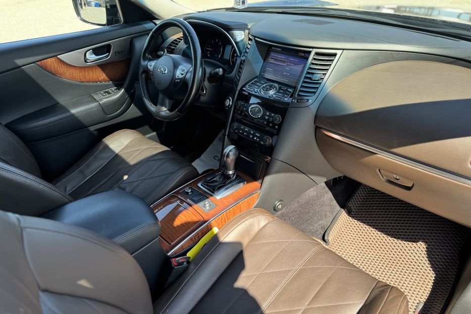 Продам Infiniti QX70 (COMIS) 4WD 2013 года в г. Умань, Черкасская область