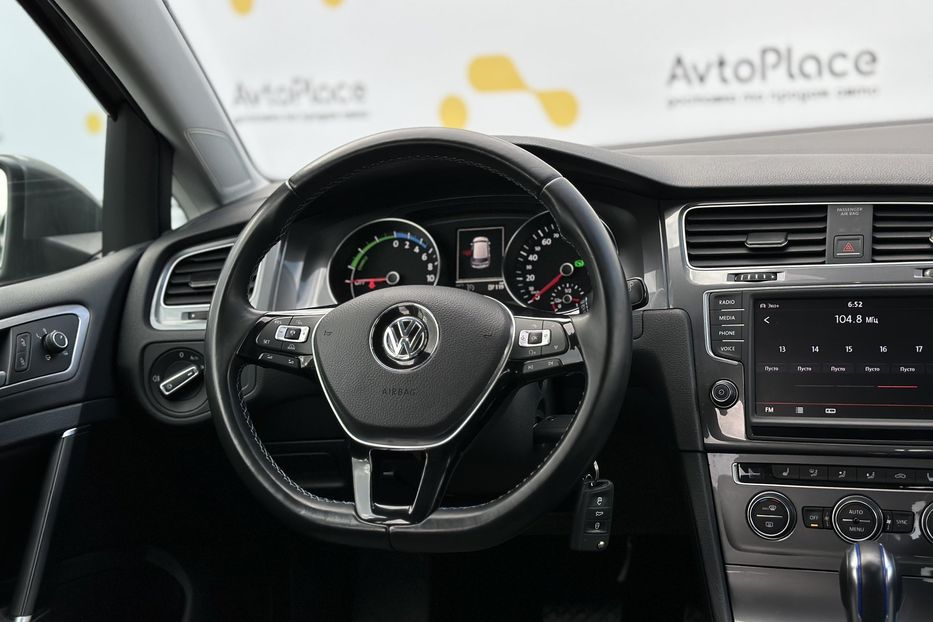 Продам Volkswagen e-Golf 2015 года в Луцке