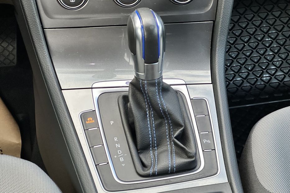 Продам Volkswagen e-Golf 2015 года в Луцке