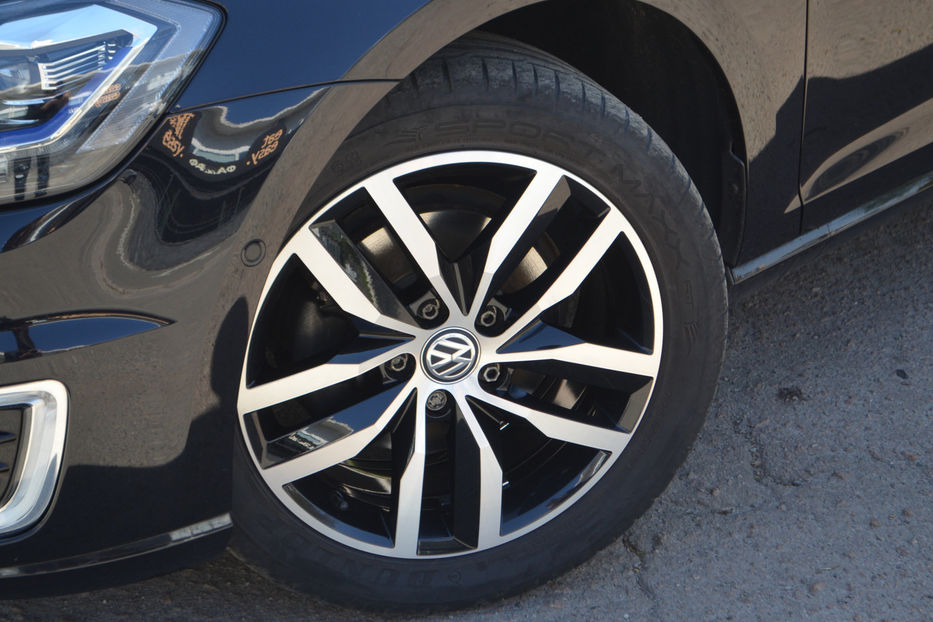 Продам Volkswagen e-Golf 35.8 kWh (136 к.с.) 2020 года в Киеве