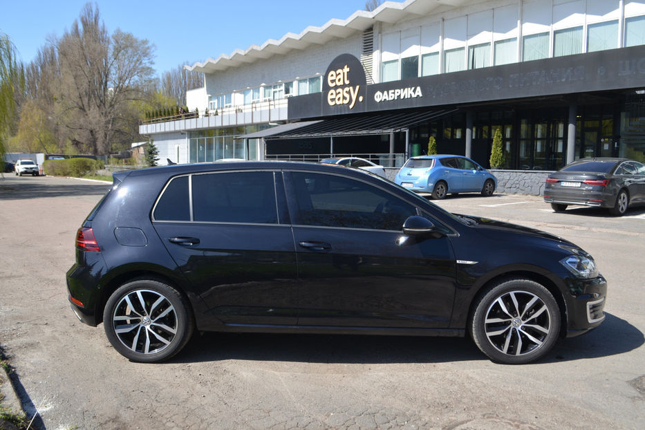 Продам Volkswagen e-Golf 35.8 kWh (136 к.с.) 2020 года в Киеве
