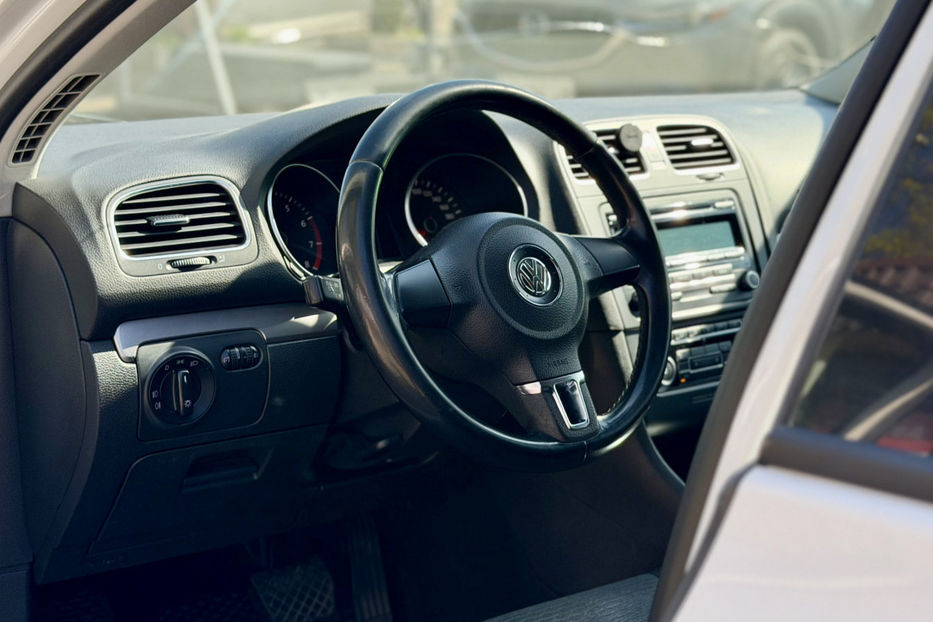 Продам Volkswagen Golf  VI 1.6 DSG (102 к.с.) 2010 года в Киеве