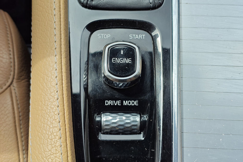 Продам Volvo XC90 2.0 6AT (190 к.с.) FWD 2015 года в Киеве