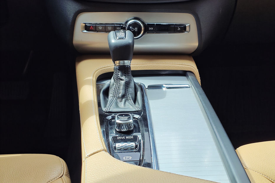 Продам Volvo XC90 2.0 6AT (190 к.с.) FWD 2015 года в Киеве