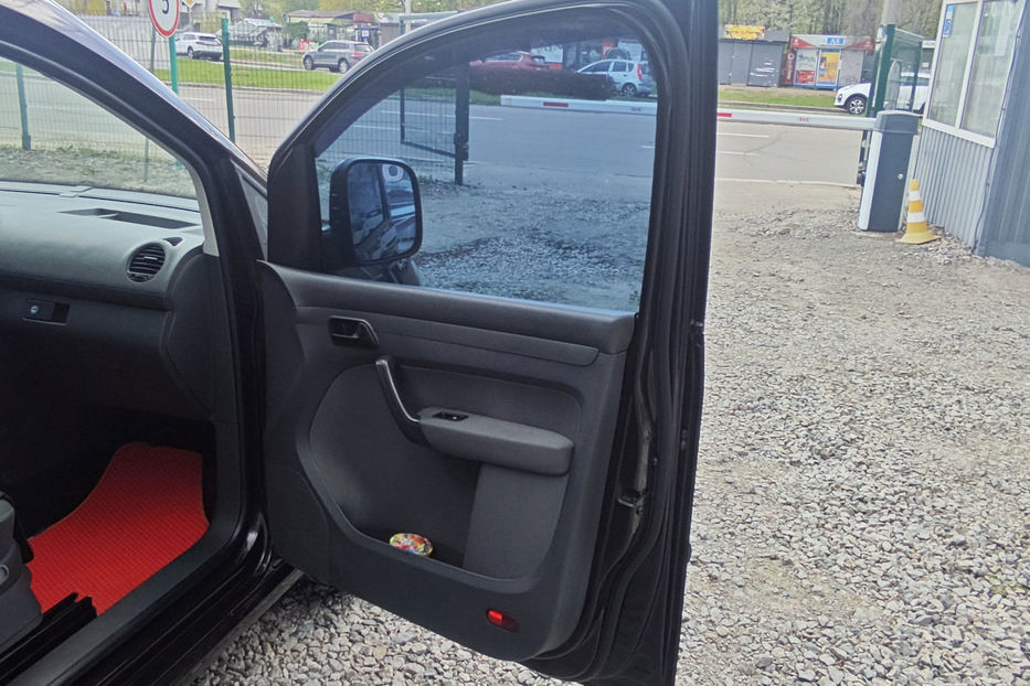 Продам Volkswagen Caddy пасс. 2.0 MT (109 к.с.) 2011 года в Киеве