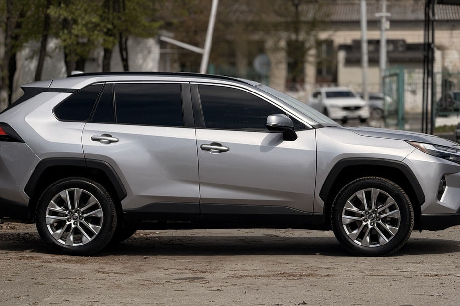Продам Toyota Rav 4 2.5 e-CVT (222 к.с.) • XLE 2022 года в Киеве
