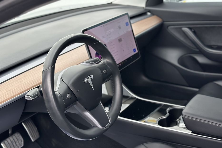 Продам Tesla Model 3 2018 года в Луцке