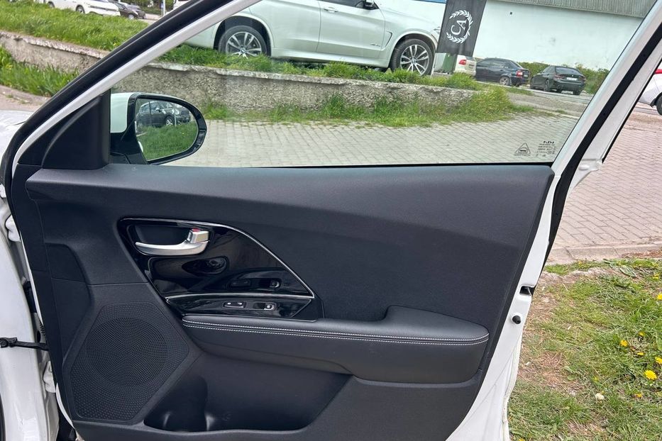 Продам Kia Niro 64кВ 2022 года в Черновцах
