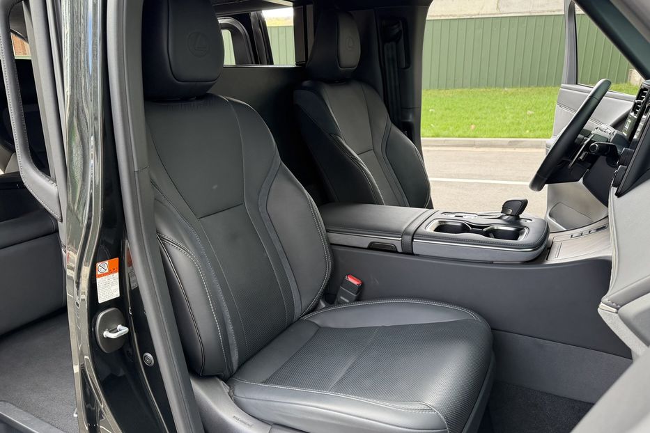 Продам Lexus LF LM 350h e-CVT 4S 2025 года в Киеве
