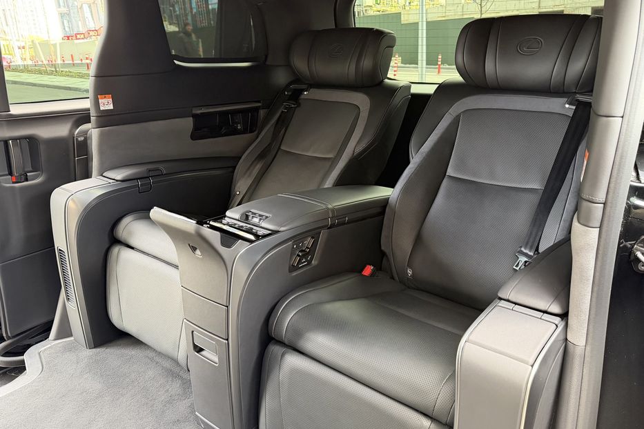 Продам Lexus LF LM 350h e-CVT 4S 2025 года в Киеве