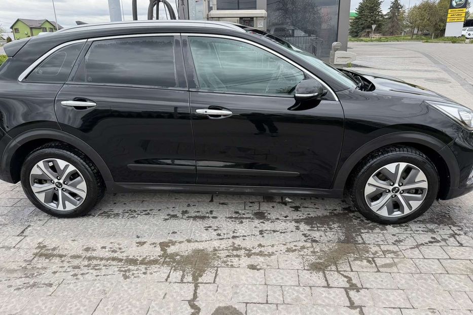 Продам Kia Niro 64 KW 2019 года в Львове