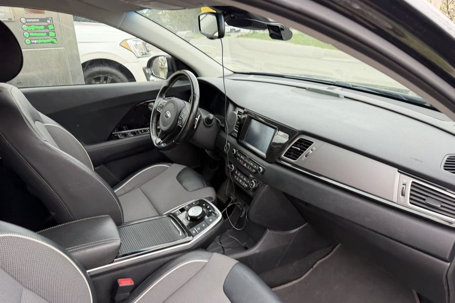Продам Kia Niro 64 KW 2019 года в Львове