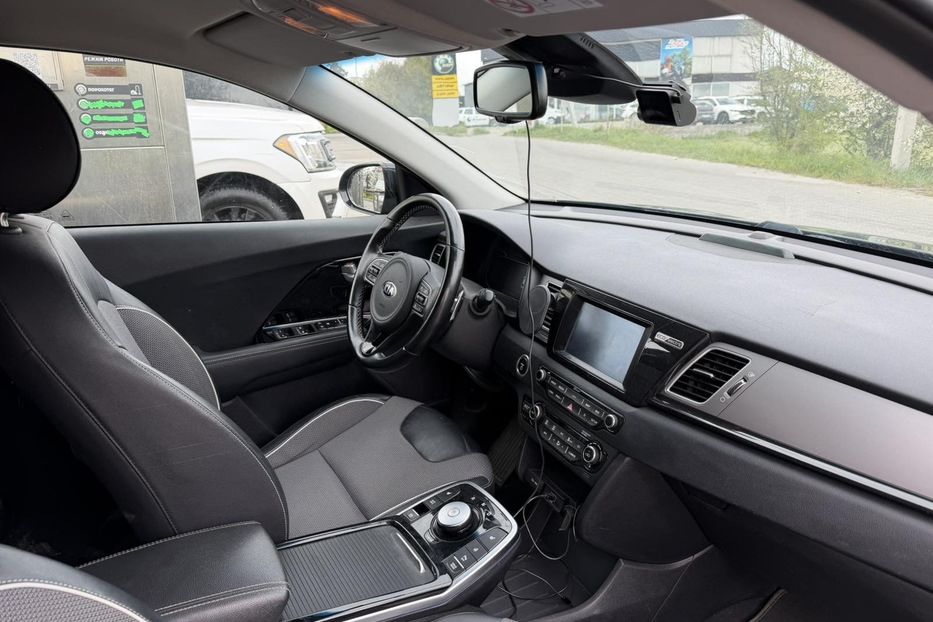 Продам Kia Niro 64 KW 2019 года в Львове