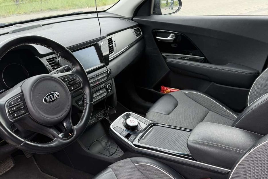 Продам Kia Niro 64 KW 2019 года в Львове