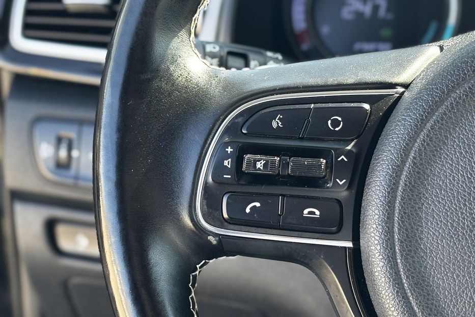 Продам Kia Niro 64 KW 2019 года в Львове