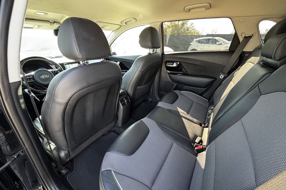 Продам Kia Niro 64 KW 2019 года в Львове