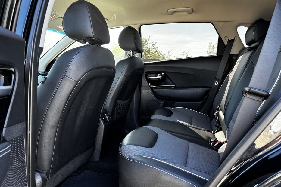 Продам Kia Niro 64 KW 2019 года в Львове