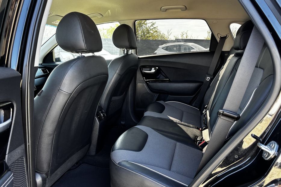 Продам Kia Niro 64 KW 2019 года в Львове