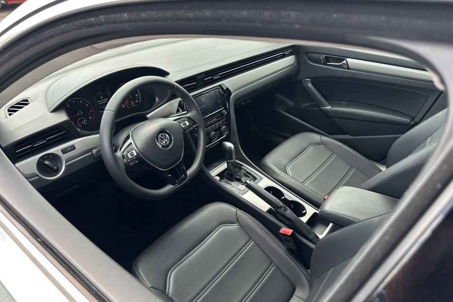Продам Volkswagen Passat B8 2021 года в Луцке