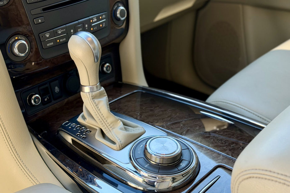 Продам Infiniti QX56 5.6 AT (405 к.с.) AWD 2010 года в Киеве