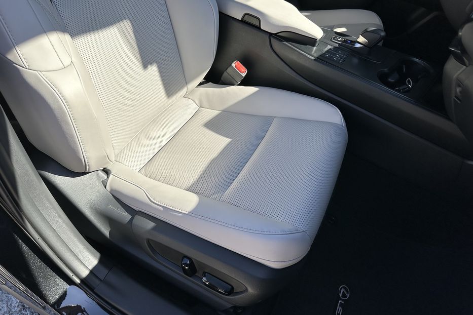 Продам Lexus RH UX300H 2025 года в Киеве