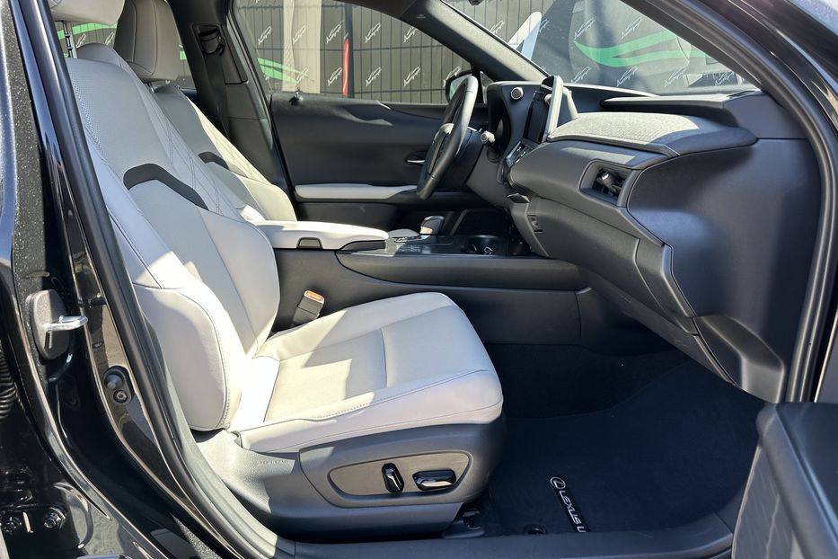 Продам Lexus RH UX300H 2025 года в Киеве