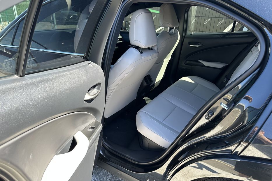 Продам Lexus RH UX300H 2025 года в Киеве