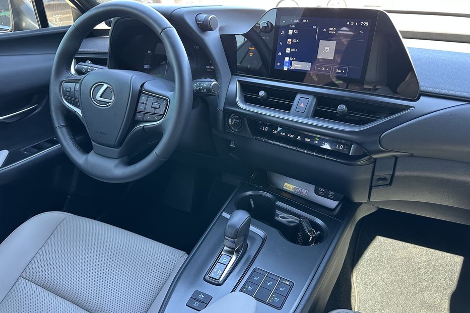 Продам Lexus RH UX300H 2025 года в Киеве