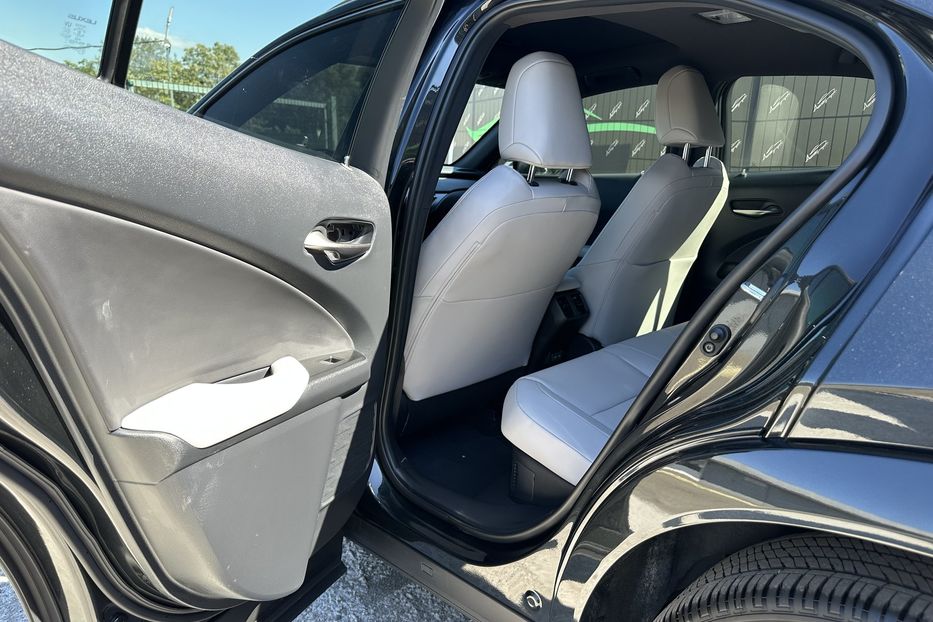 Продам Lexus RH UX300H 2025 года в Киеве