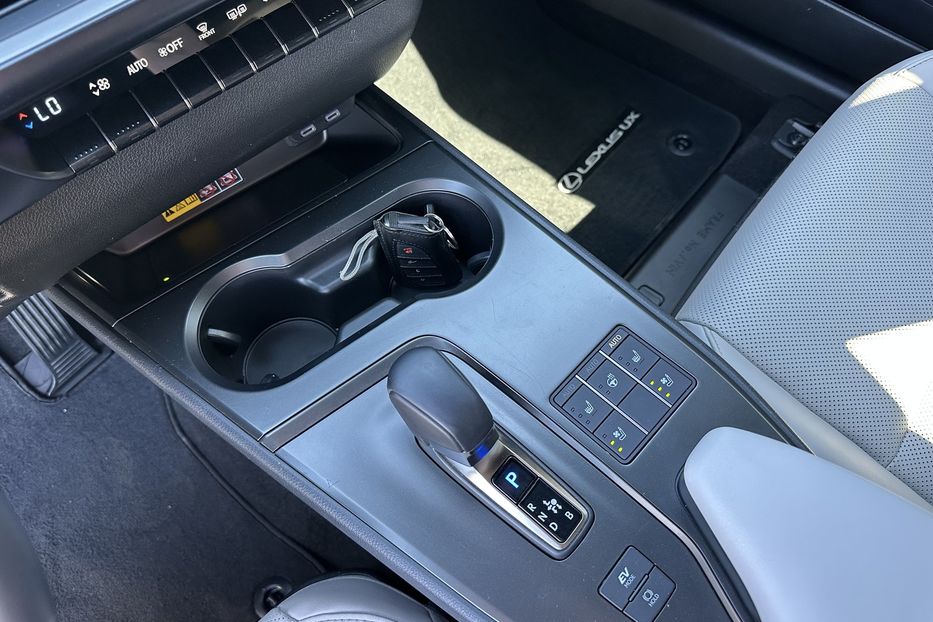 Продам Lexus RH UX300H 2025 года в Киеве