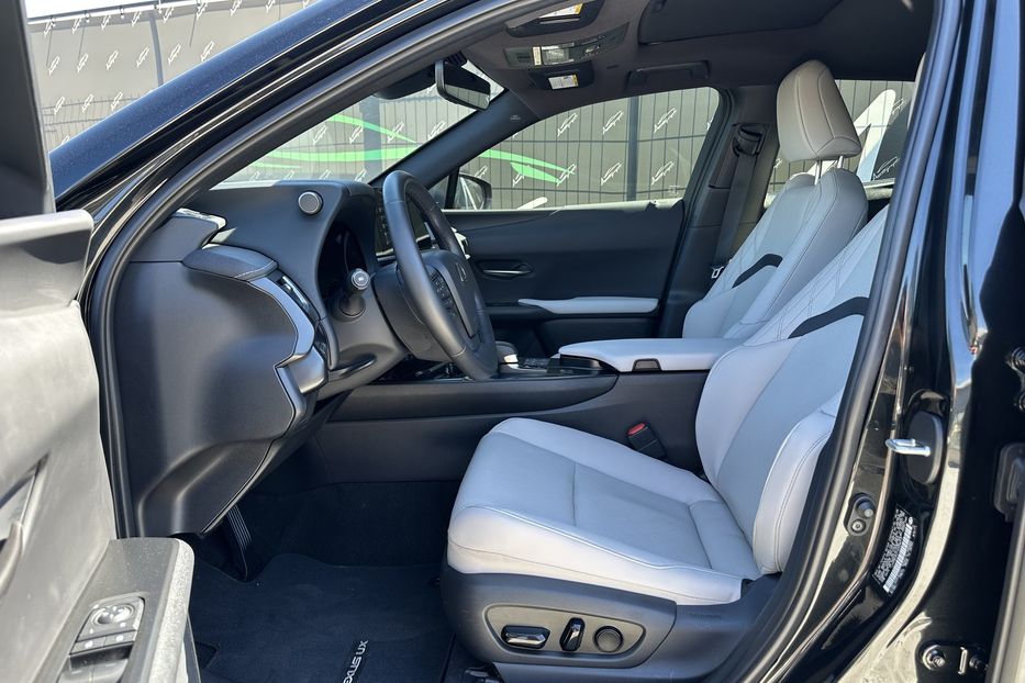 Продам Lexus RH UX300H 2025 года в Киеве