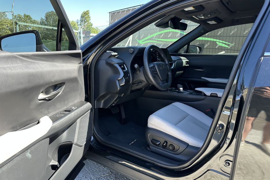Продам Lexus RH UX300H 2025 года в Киеве