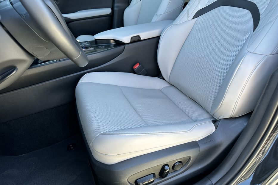 Продам Lexus RH UX300H 2025 года в Киеве