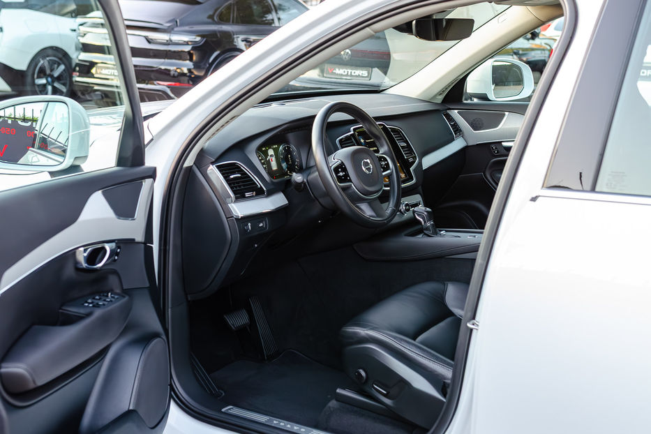 Продам Volvo XC90 Momentum AWD 2019 года в Киеве